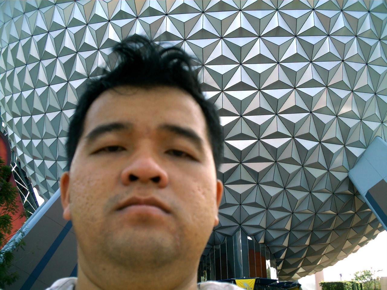 epcot18epcotdomecloseup.jpg